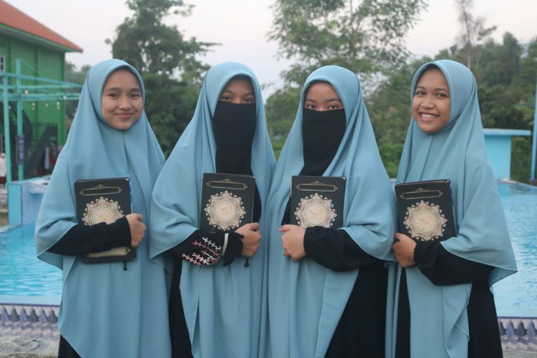 Empat Santriwati Raih Nilai Sempurna Dalam Ujian Hafalan Al Qur’an 30 Juz