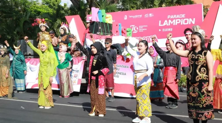 Ribuan Anak Muda Banyuwangi Berbusana Etnik Nusantara Ramaikan Karnaval Kemerdekaan