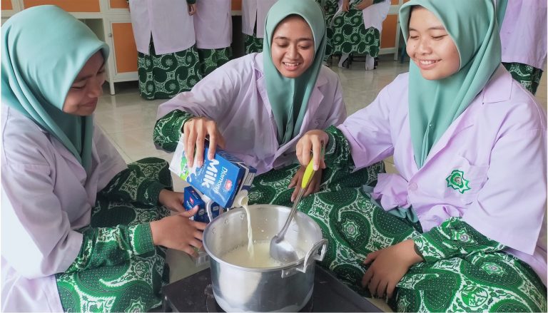 Tingkatkan Pemahaman Bioteknologi, Santriwati Kelas 11 Sains SMA eLKISI Praktik Membuat Yoghurt