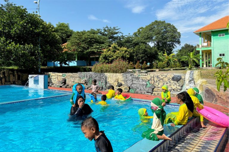 Kegiatan Berenang Santri KB-TK eLKISI, Latih Motorik Anak Sejak Dini