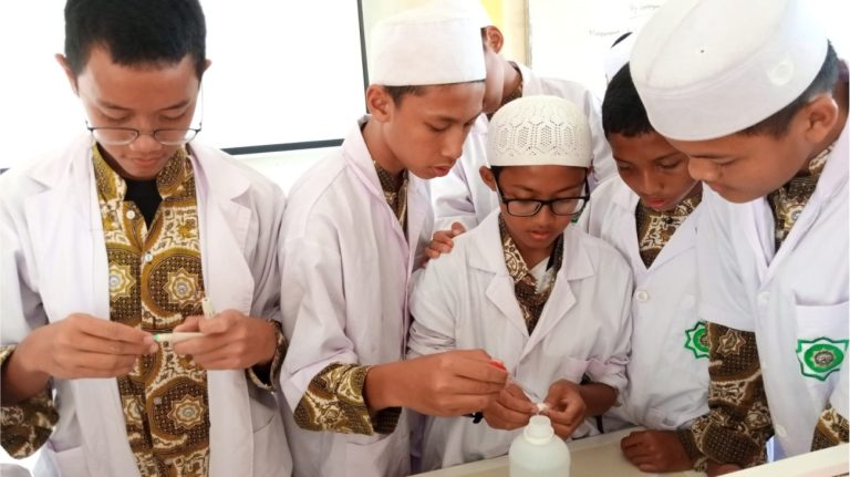 Praktikum Uji Golongan Darah Santri Kelas 8 SMP eLKISI Mojokerto