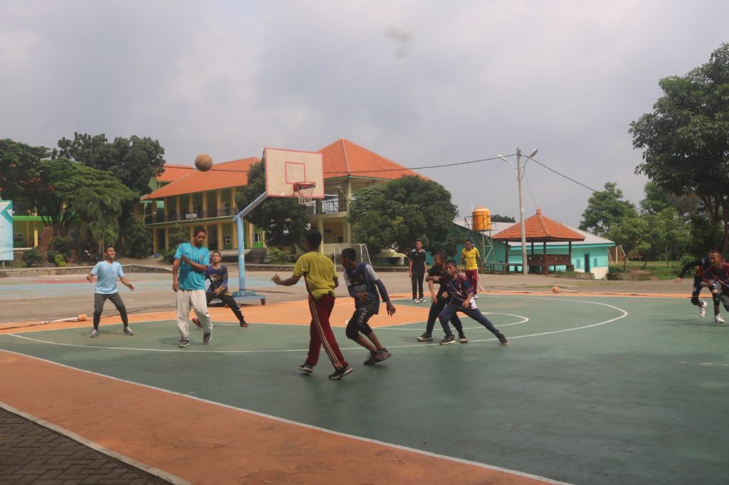 Mojokerto, 16 - Santri Pondok Pesantren eLKISI di Mojokerto tampak sangat antusias bermain basket di area Pesantren. Mereka bermain dengan semangat dan penuh kegembiraan, menunjukkan bahwa olahraga dapat menjadi kegiatan yang menyenangkan dan sehat.

Kegiatan bermain basket ini merupakan bagian dari program ekstrakurikuler Pesantren yang bertujuan untuk meningkatkan kesehatan dan keterampilan santri. Guru olahraga, Ust. Fatkhul Izza, mengatakan bahwa kegiatan ini juga bertujuan untuk mengembangkan kerja sama dan komunikasi antara santri.

"Saya sangat senang melihat anak-anak bermain basket dengan semangat. Mereka tidak hanya belajar tentang teknik bermain basket, tetapi juga tentang kerja sama dan komunikasi," kata Ust. Tomi.

Santri SMP juga tampak sangat antusias bermain basket. "Saya suka bermain basket karena bisa berlari dan bermain dengan teman-teman," kata Alvaro, santri kelas 7 SMP.

Kegiatan bermain basket ini diharapkan dapat terus berlanjut dan menjadi kegiatan yang rutin di pesantren. Dengan demikian, santri dapat terus mengembangkan kesehatan dan keterampilan mereka, serta membangun kerja sama dan komunikasi yang baik.