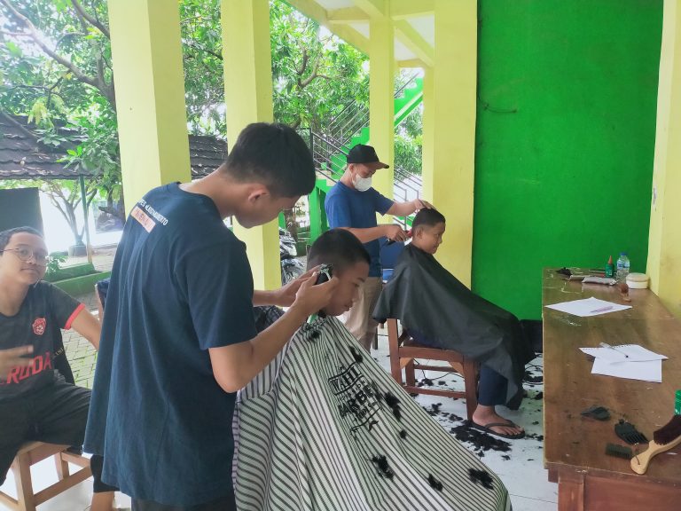 Potong Rambut Santri