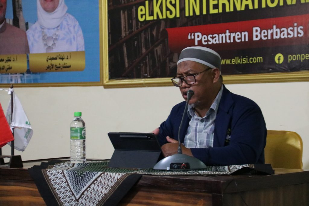 Direktur PONPES eLKISI Dr.KH Fathur Rohman memberikan materi briefing pagi setiap hari