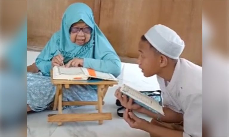 Semangat Lansia Belajar Baca Al Quran bersama Santri eLKISI di Tuban