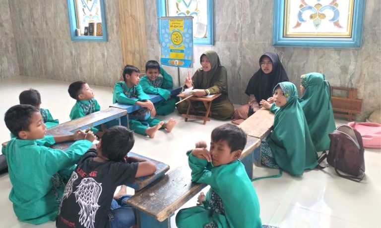 Semangat Anak-anak TPQ Saat Diajar Ngaji oleh Santri PDR Ponpes eLKISI