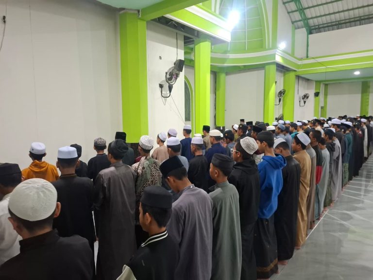 Gerhana Bulan Total, Santri Ponpes eLKISI Gelar Sholat Gerhana