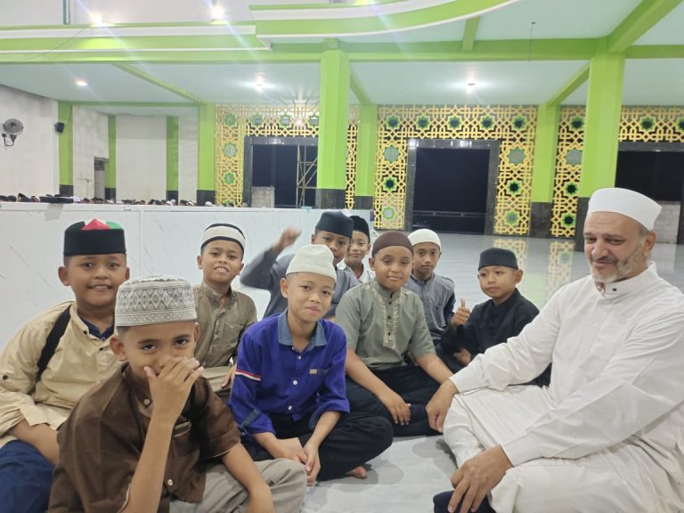Bercanda dengan anak Kecil