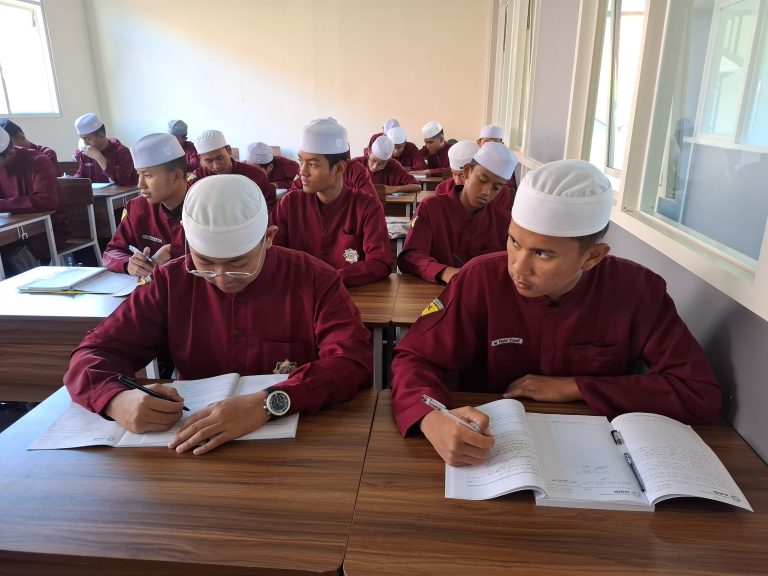 Santri Kelas Internasional Azhari eLKISI Khusyu Belajar Fiqih Asy-Syafi’i