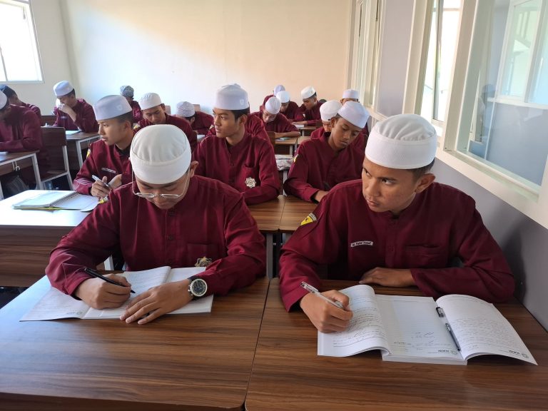 Santri Kelas Internasional Azhari eLKISI Khusyu Belajar Fiqih Asy-Syafi’i