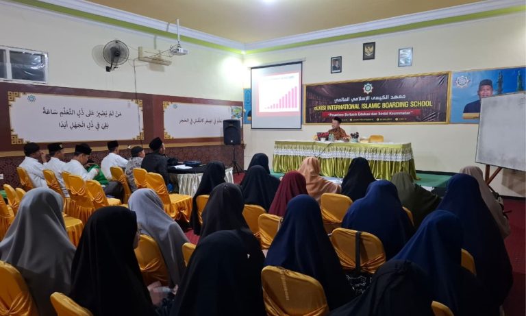 Kuliah Tamu di Institut eLKISI Tekankan Pentingnya Keterampilan Menulis Bagi Mahasantri