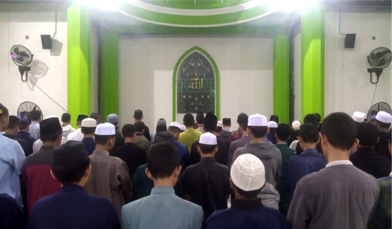 Sholat Tahajud di Ponpes eLKISI: Membangun Kedisiplinan dan Spiritualitas Santri