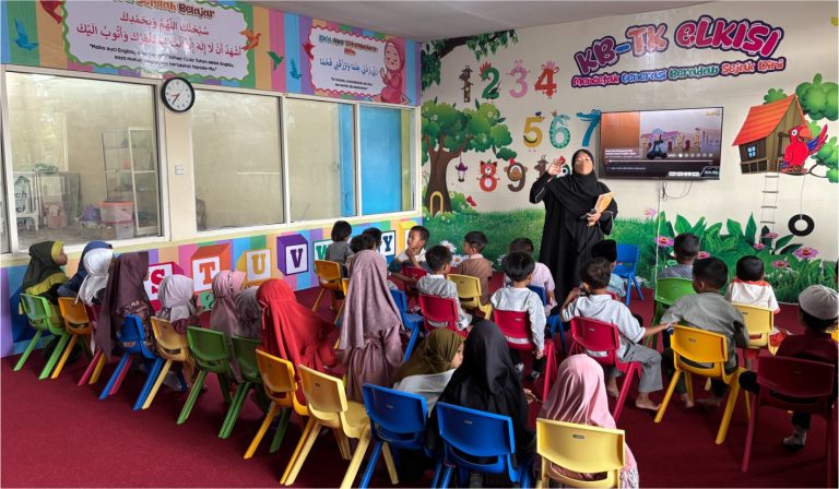 Peringati Maulid Nabi, Santri KB-TK eLKISI Tonton Siroh Nabawi dan Mewarnai Kaligrafi