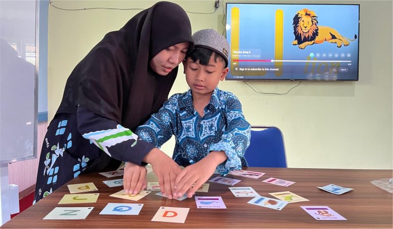 Pengenalan Huruf dan Angka Berbahasa Inggris, Meriahkan Kegiatan Belajar Kelas 1 Internasional SD eLKISI