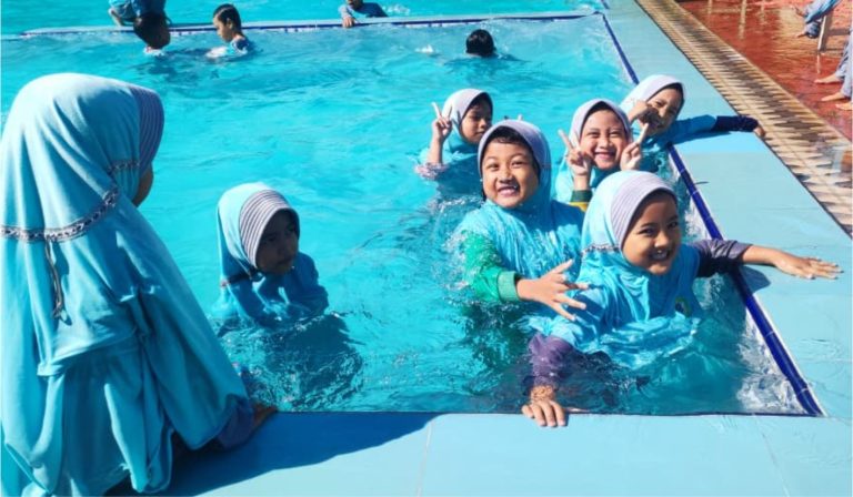 Santri SDAI eLKISI Nikmati Keseruan Renang di Kolam Pondok Putri Ponpes eLKISI