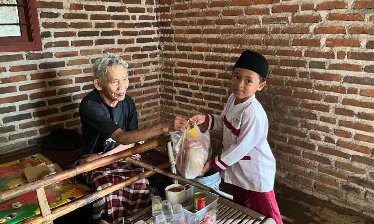 Manfaatkan Momen Maulid Nabi, Santri SD eLKISI Bagi-Bagi Sembako ke Warga Sekitar