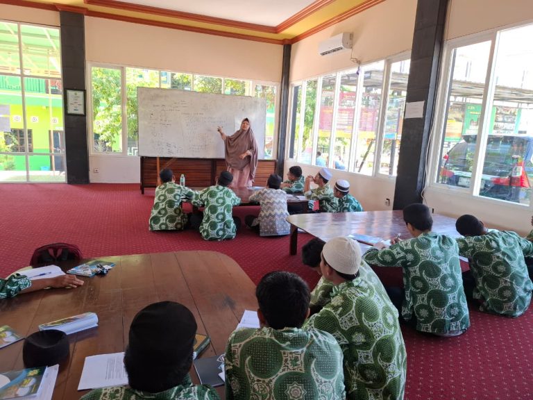 Santri Kelas 12 Ponpes eLKISI Ikuti Bimbel Intensif untuk Persiapan Masuk PTN