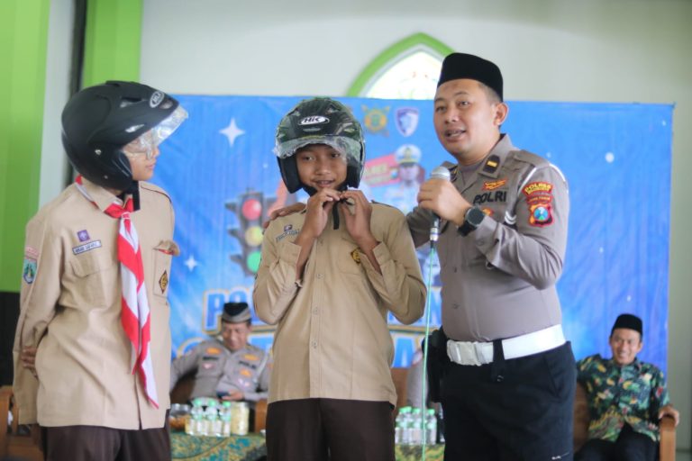 Peringati HUT Lalu Lintas Bhayangkara Ke-70, Polantas Polres Mojokerto Sambangi Ponpes eLKISI