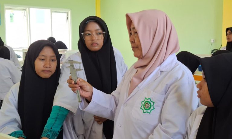 Asah Keterampilan Sains, Santri SMP eLKISI Antusias Praktik Jangka Sorong