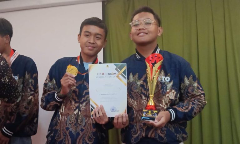 Santri SMP eLKISI Raih Juara 1 Lomba Robot Internasional di Malaysia