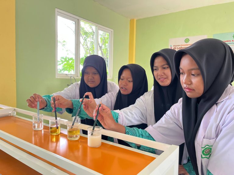 Santriwati Kelas 8D Ungkap Rahasia “Pensil Patah” Lewat Praktikum Pembiasan Cahaya