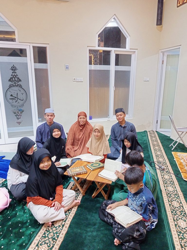 Anak-Anak Semakin Rajin Mengaji, Dua Dai Muda eLKISI Hidupkan Musholla Baitusyakur Selama Ramadan