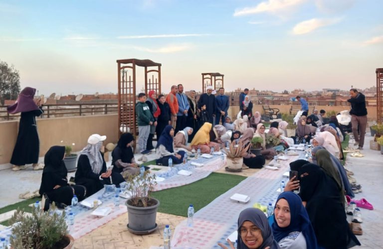Senja Kairo Menyatukan: Ramadhan yang Menyalakan Ukhuwah di Atas Rooftop Al-Azhar
