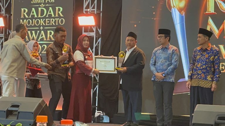Dr KH Fathur Rohman Raih Jawa Pos Radar Mojokerto Award 2026 atas Dedikasi di Bidang Pendidikan dan Olahraga