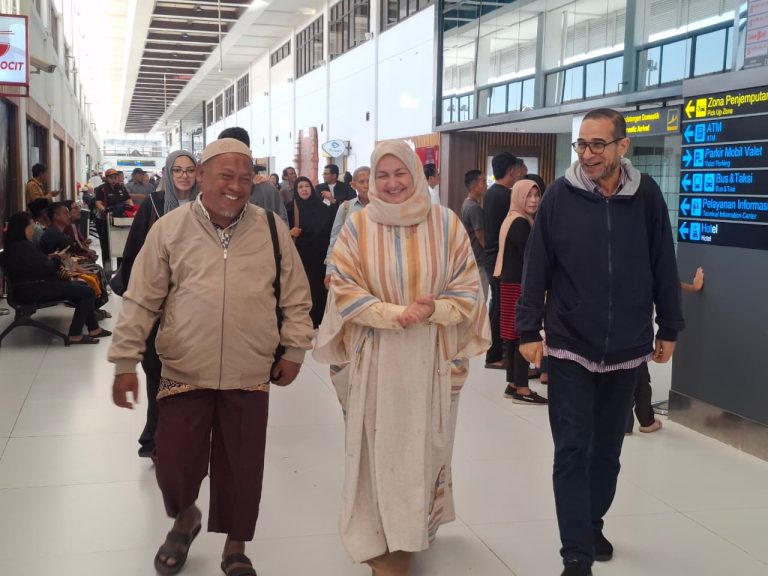 Prof. Dr. Nahlah Al Saidi Tiba di Indonesia, Disambut Hangat Pengasuh Ponpes eLKISI KH. Fathur Rohman
