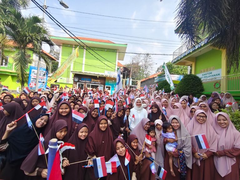 Meriah, Prof. Dr. Nahlah Al Saidi Tiba di eLKISI Disambut Ratusan Santri Putri