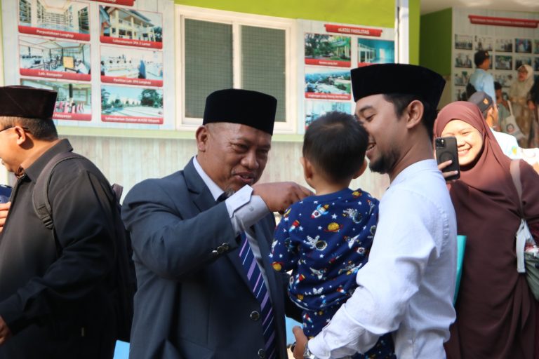 KH. FATHUR ROHMAN Sambut Hangat Ribuan Jamaah Silatnas XIII eLKISI Mojokerto, Teguhkan Ukhuwah Keluarga Besar Pondok Pesantren Islamic Center eLKISI