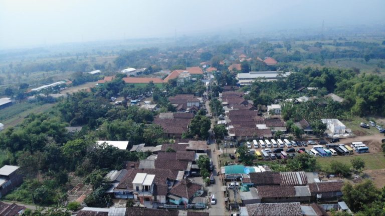 Ratusan Kendaraan Padati Kampung pada acara SILATNAS eLKISI ke-13 Dipadati Sekitar 8.000 Jamaah