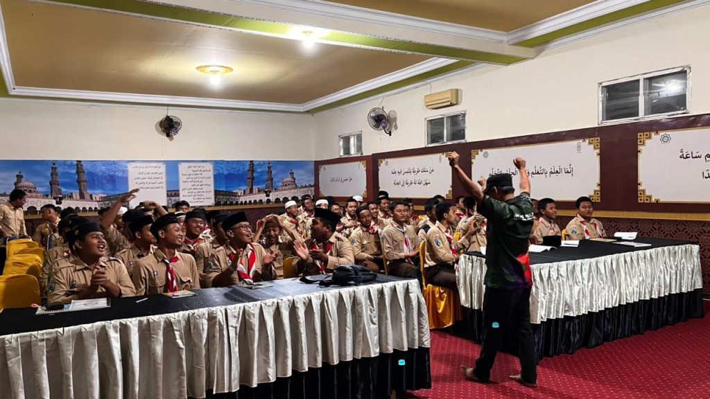 Santri SMA eLKISI mengikuti orientasi Dewan Ambalan baru bersama Kak Munif