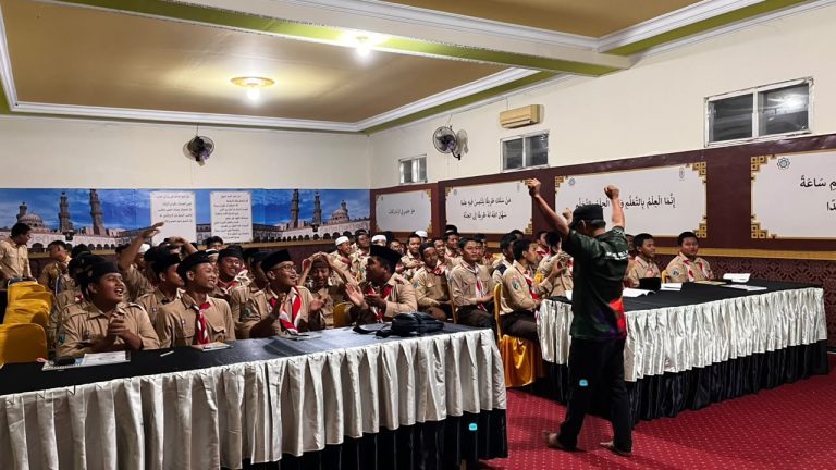 Santri SMA eLKISI mengikuti orientasi Dewan Ambalan baru bersama Kak Munif