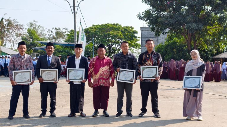 Enam Sosok Inspiratif Terima Penghargaan dari Ponpes eLKISI di Momentum HUT RI ke-81