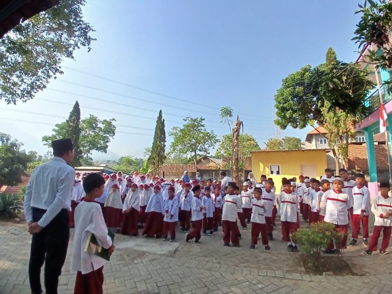 Apel Pagi Jadi Ruang Pembiasaan Disiplin Santri SDAI eLKISI