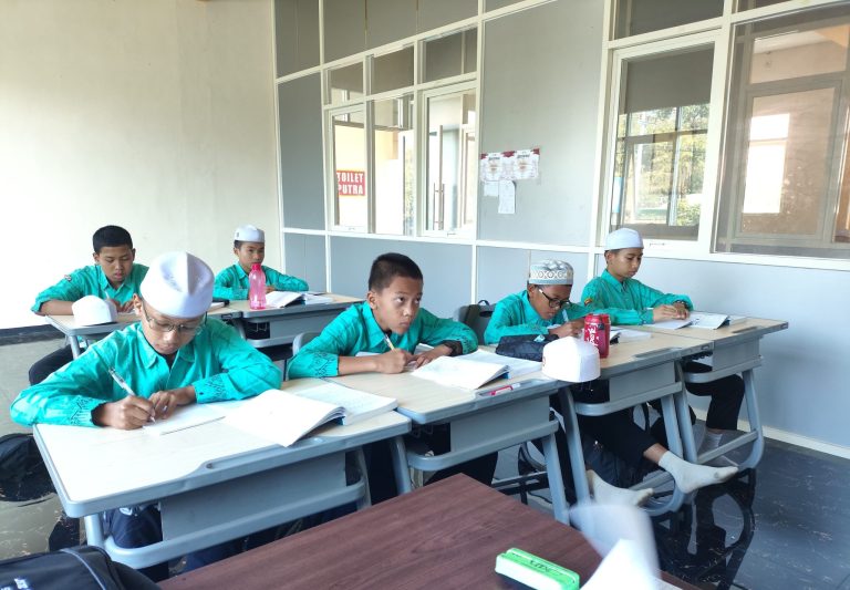 Santri Kelas VIII Azhari eLKISI Pelajari Kaidah Ma Al Hijaziah dalam Nahwu