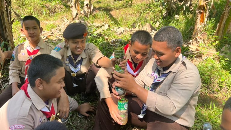 Santri eLKISI Jelajahi Kawasan Gua Gembyang dalam Giat Pramuka