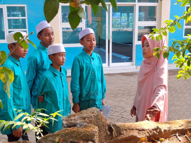 Serunya Belajar Sains di Alam, Santri Kelas 7 SMP eLKISI Amati Makhluk Hidup di Laboratorium Outdoor EDUPARK