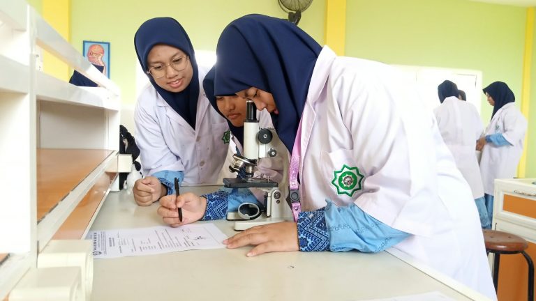 Praktikum Biologi Kelas 10 Sains: Mengamati Jamur Tempe Rhizopus sp. di Bawah Mikroskop