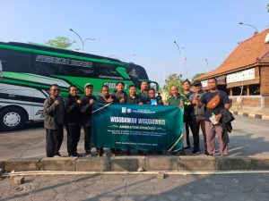 Rombongan asatidzah eLKISI Mojokerto bertolak ke Garut ikuti wisuda