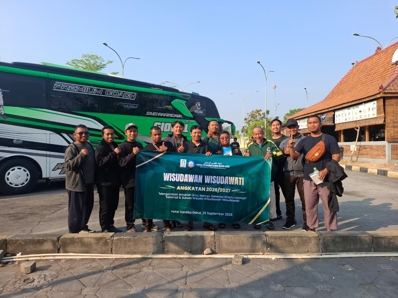 Rombongan asatidzah eLKISI Mojokerto bertolak ke Garut ikuti wisuda