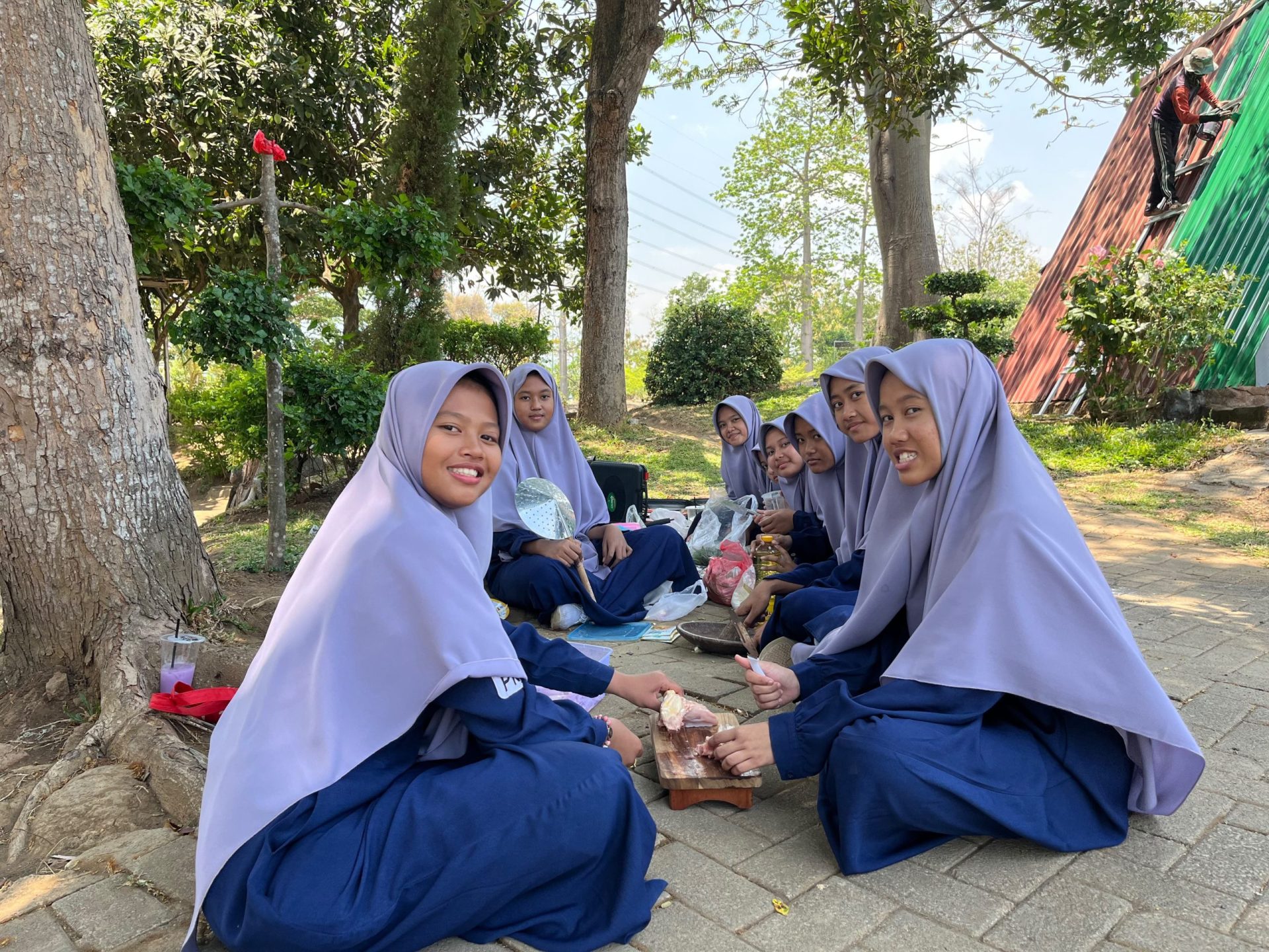 Santri SMP eLKISI mengolah dan memasak daging ayam secara berkelompok di Edupark