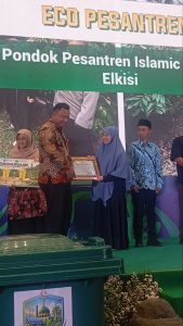 Pemberian Piagam Penghargaan Program Eco Pesantren Jawa Timur kepada Pondok Pesantren Islamic Center eLKISI