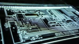 Ruang komputasi digital melambangkan pentingnya kepatuhan syariat dalam penggunaan hak cipta software