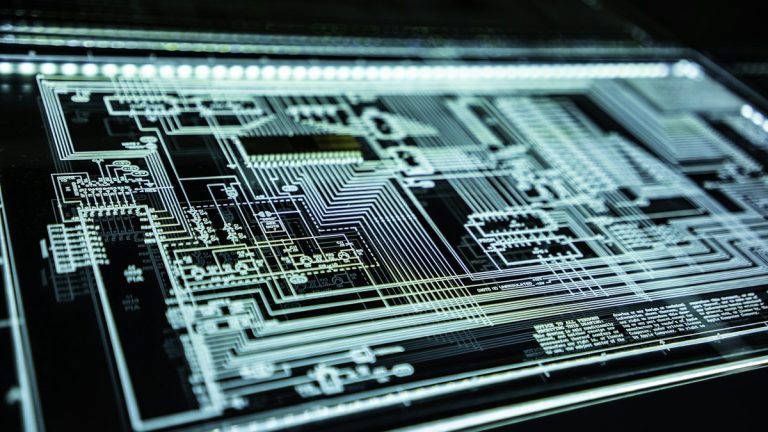 Ruang komputasi digital melambangkan pentingnya kepatuhan syariat dalam penggunaan hak cipta software