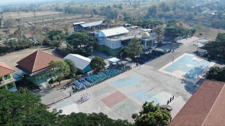 Pemandangan udara upacara Hari Santri Nasional 2026 di Pondok Pesantren Islamic Center eLKISI Mojokerto