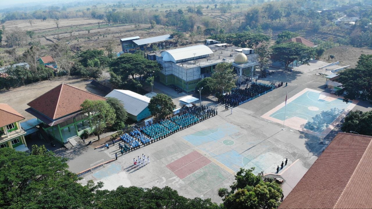Pemandangan udara upacara Hari Santri Nasional 2026 di Pondok Pesantren Islamic Center eLKISI Mojokerto