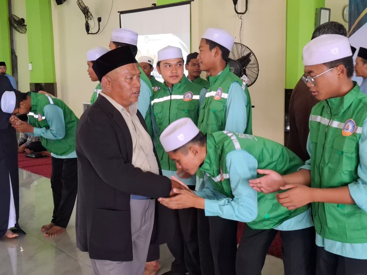 Santri mencium tangan Direktur Ponpes eLKISI Dr KH Fathur Rohman MPdI
