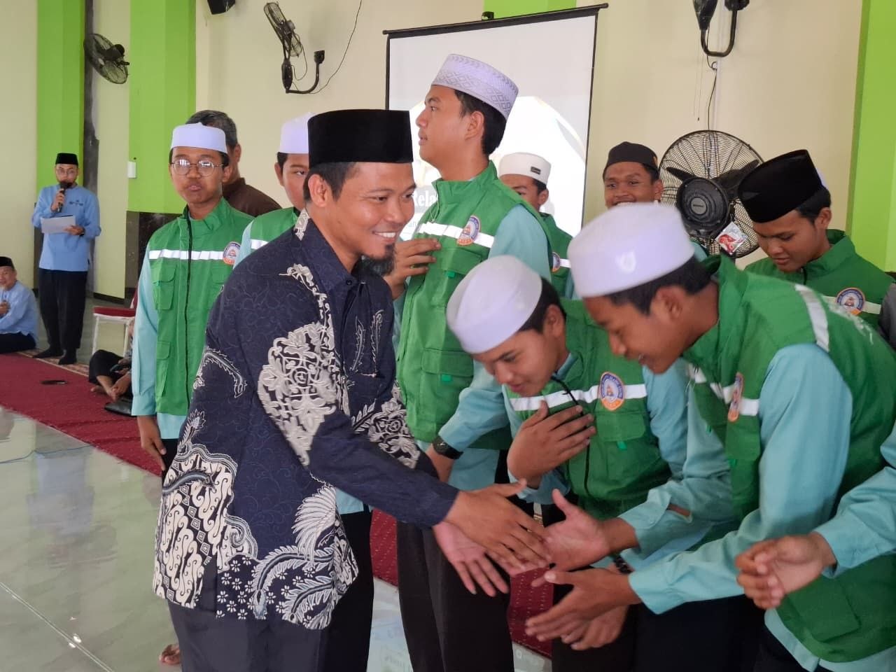 Santri bersalaman dan meminta doa restu para asatidz dan pembina eLKISI
